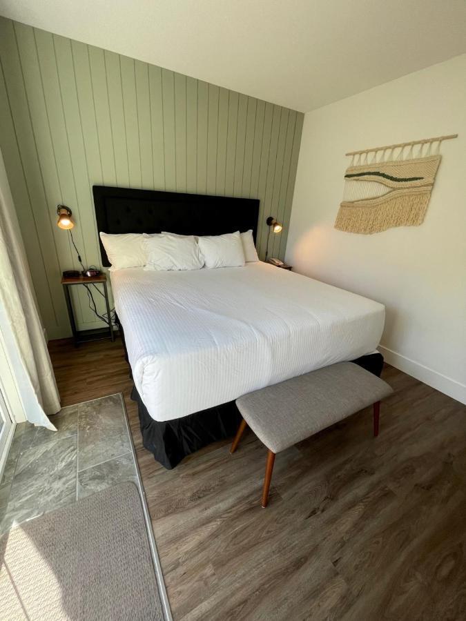 Waterton Glacier Suites Exteriör bild