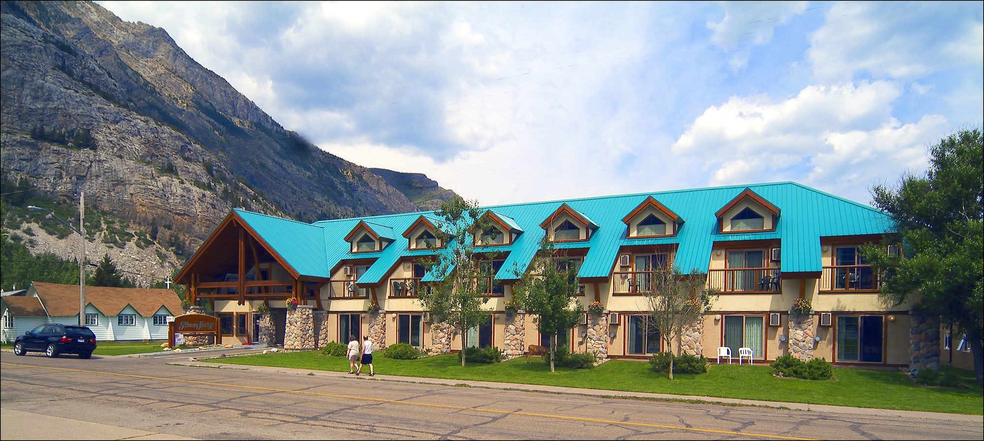 Waterton Glacier Suites Exteriör bild