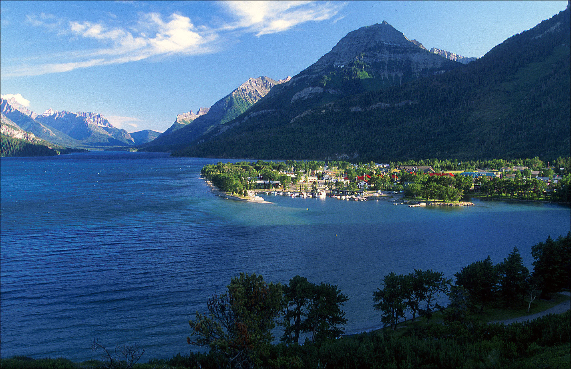 Waterton Glacier Suites Exteriör bild