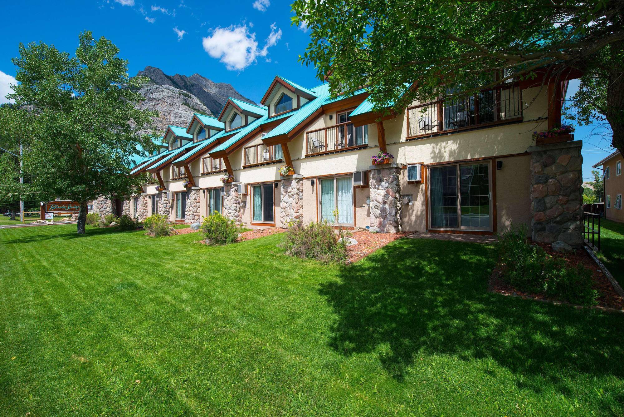 Waterton Glacier Suites Exteriör bild