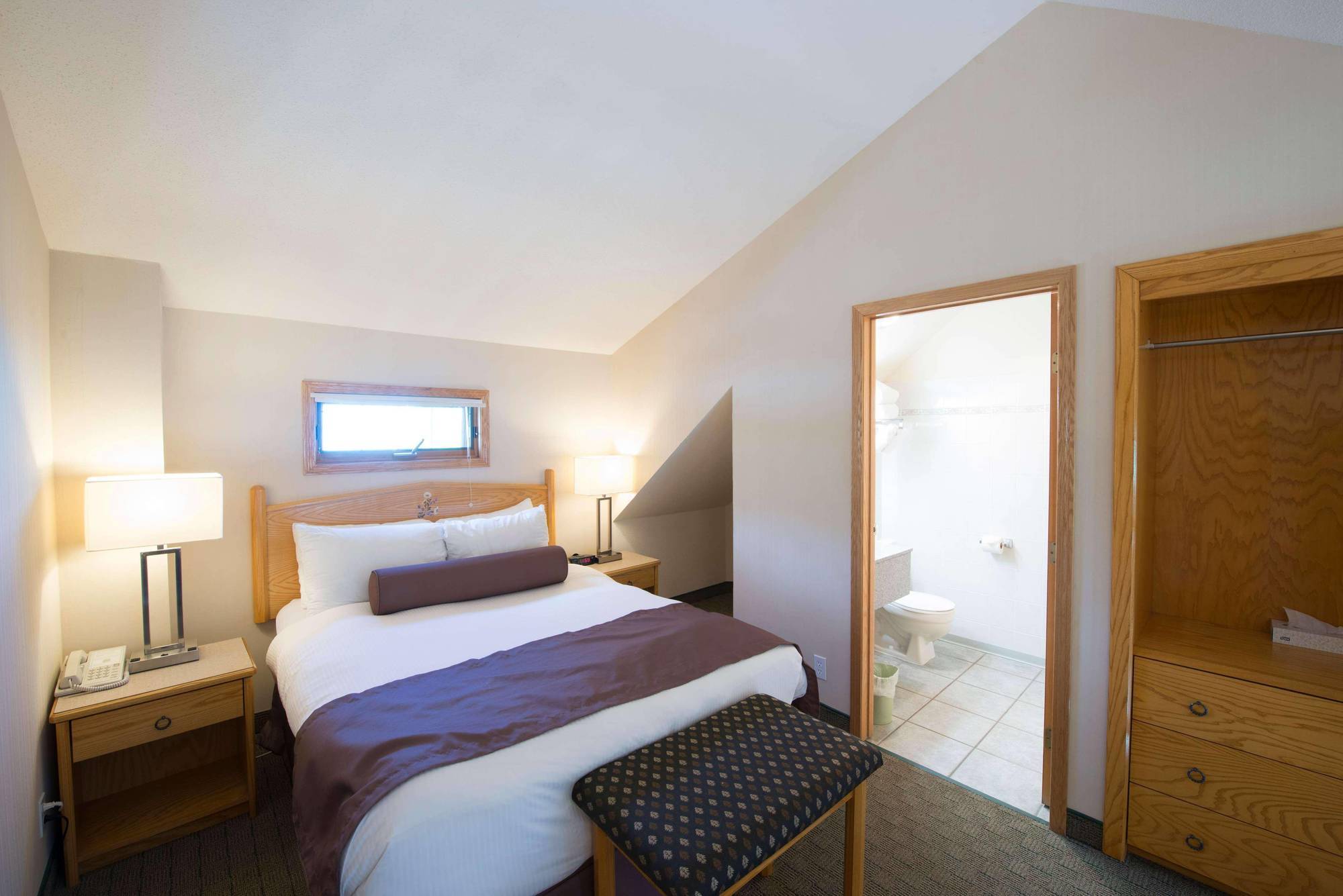 Waterton Glacier Suites Exteriör bild