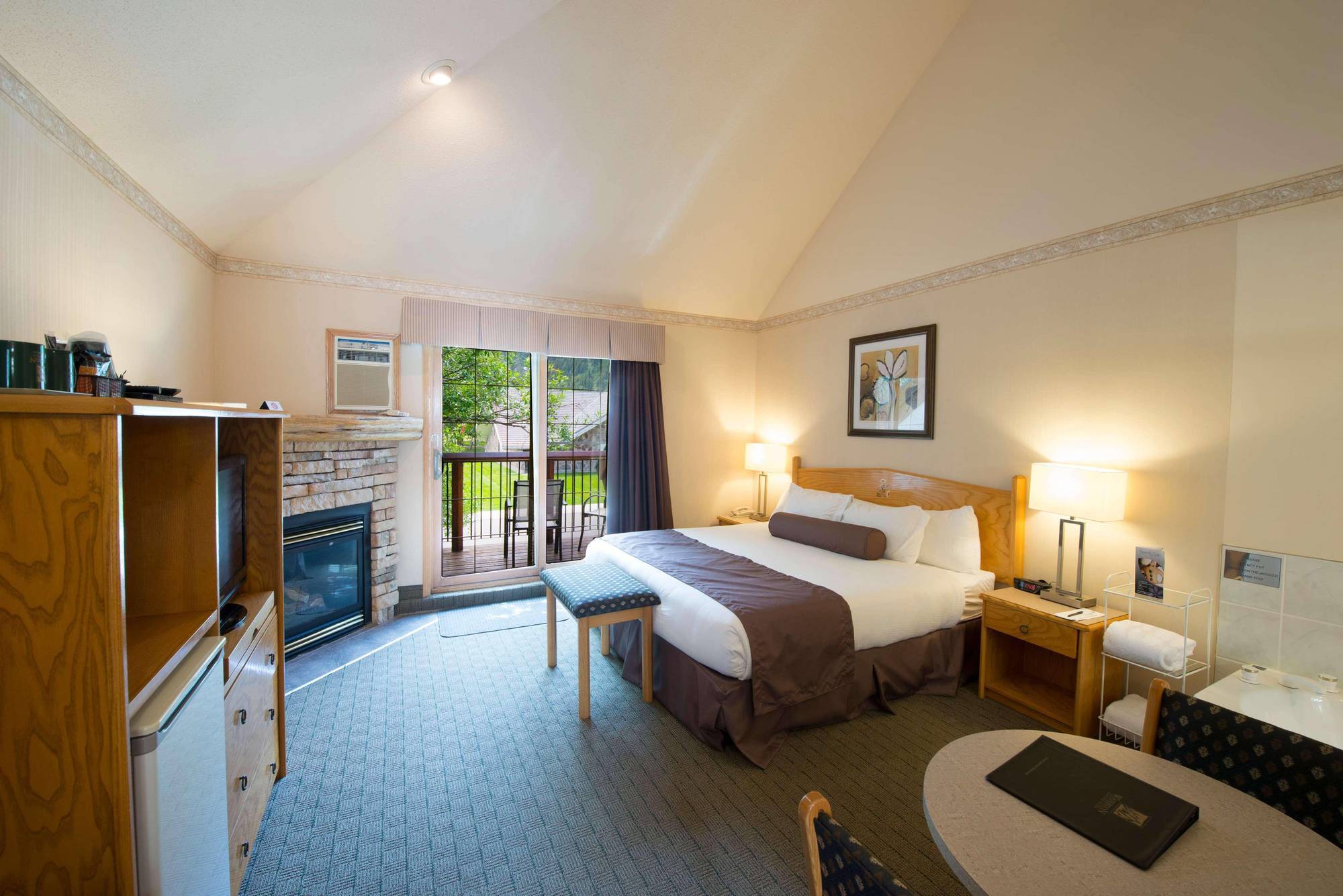 Waterton Glacier Suites Exteriör bild