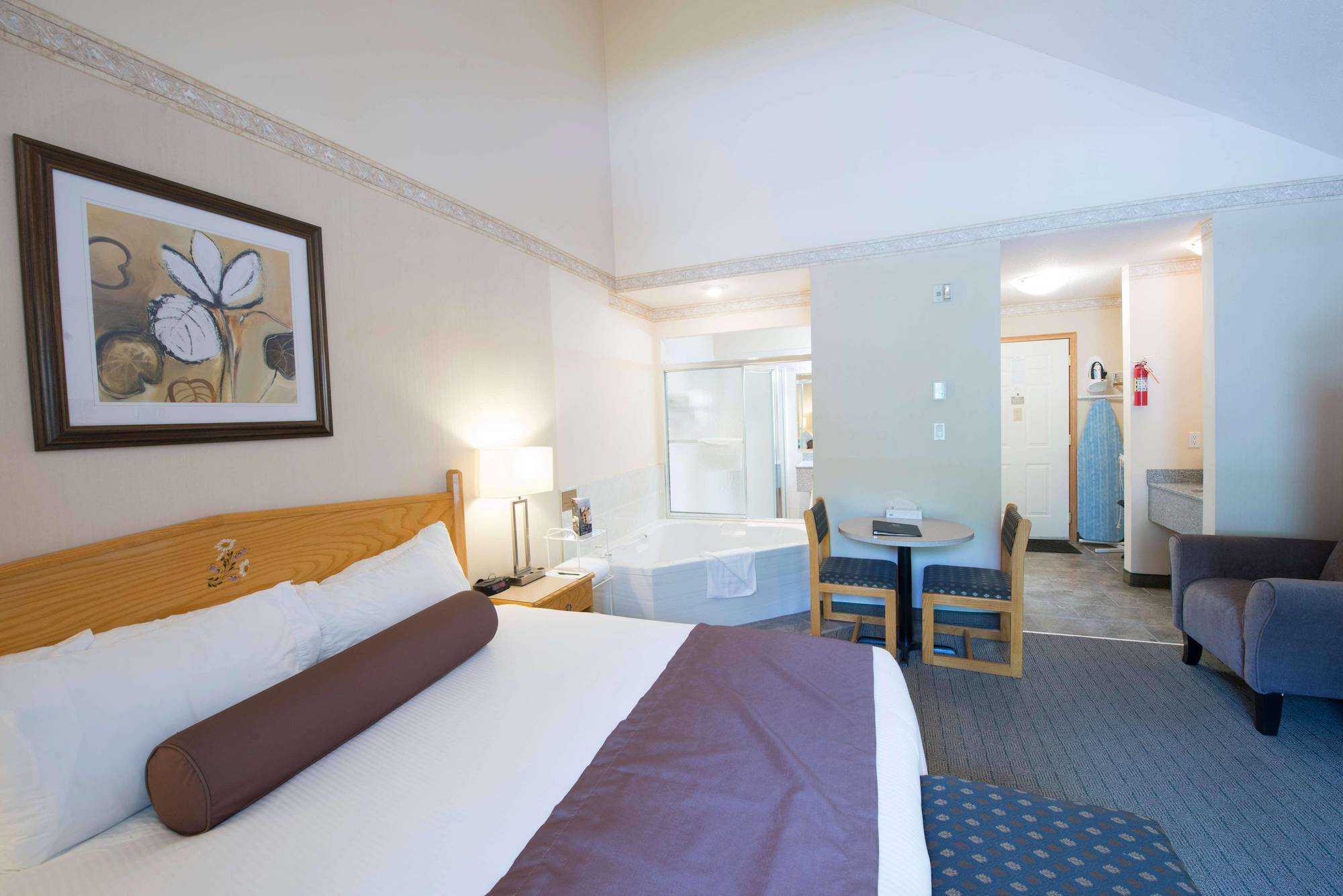 Waterton Glacier Suites Exteriör bild