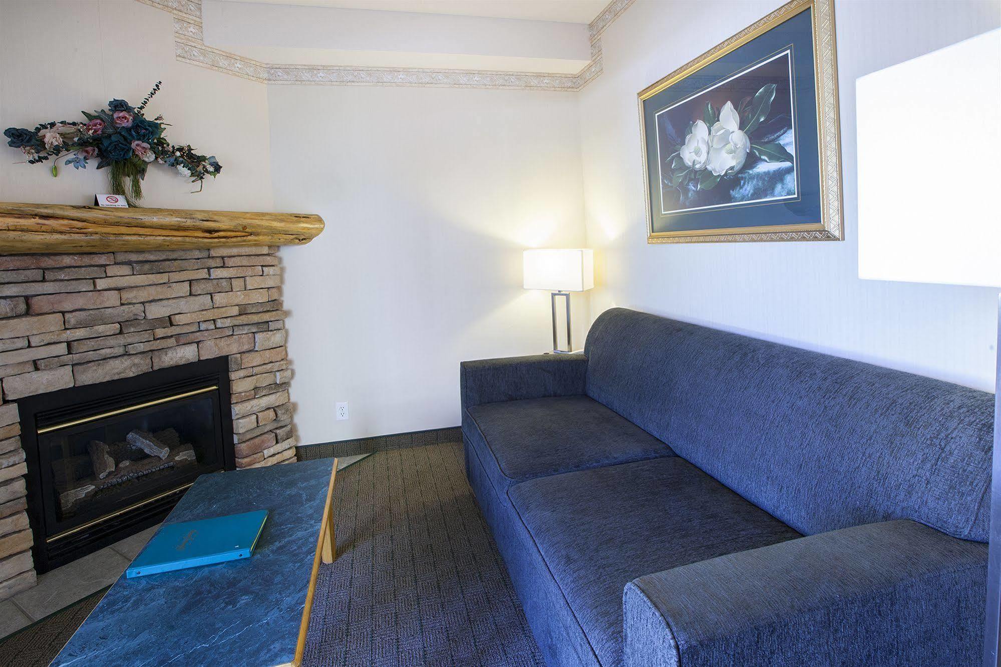 Waterton Glacier Suites Exteriör bild