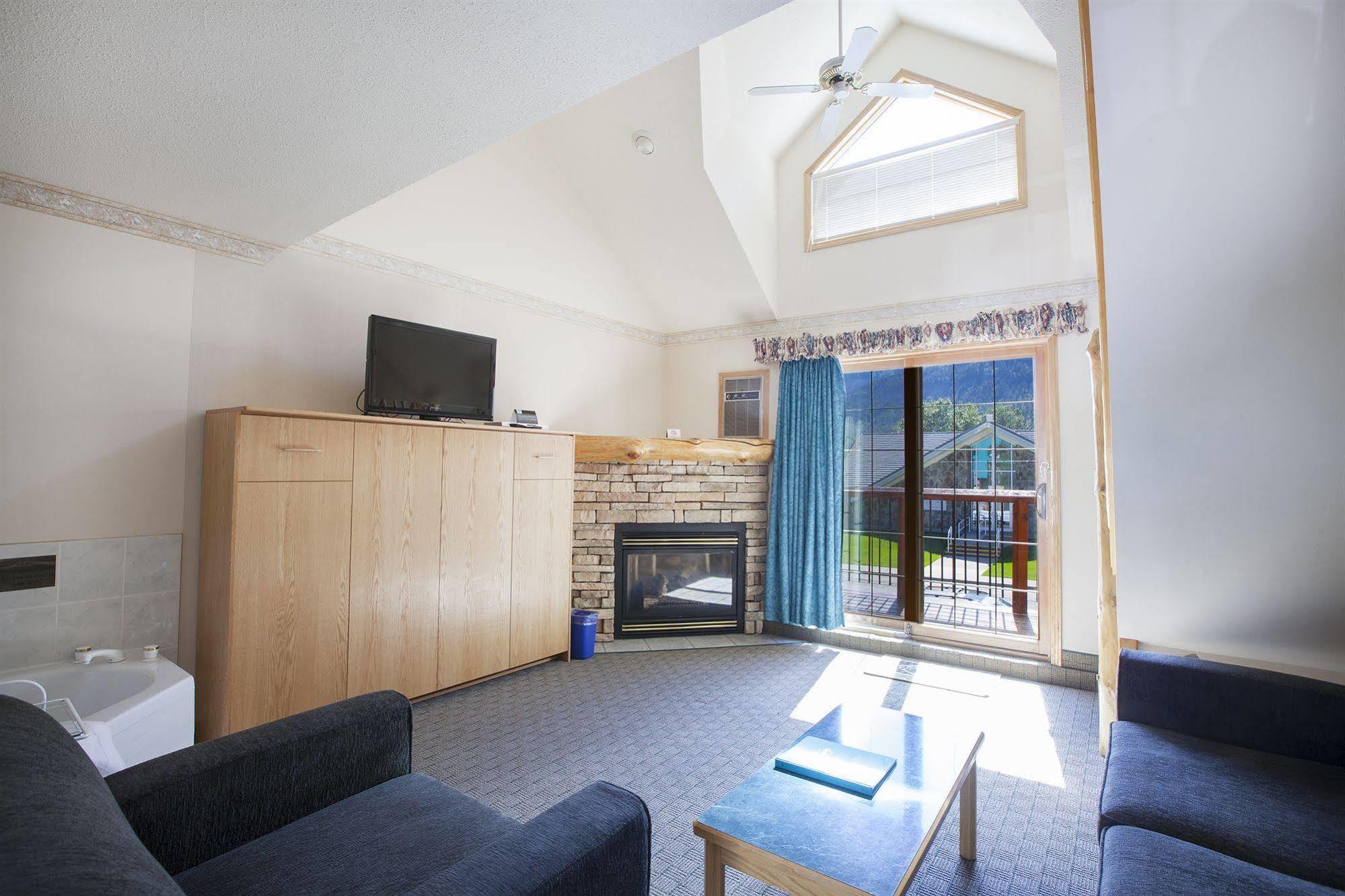 Waterton Glacier Suites Exteriör bild