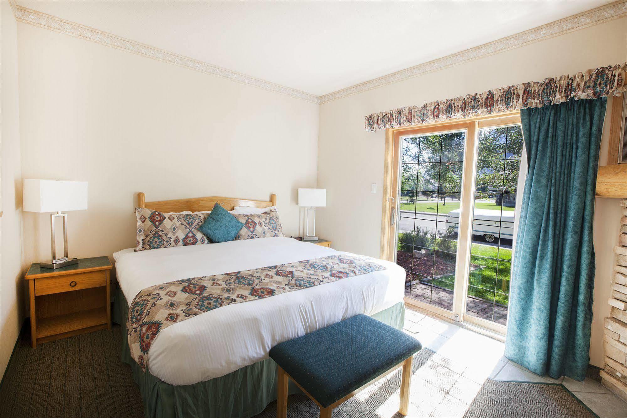 Waterton Glacier Suites Exteriör bild