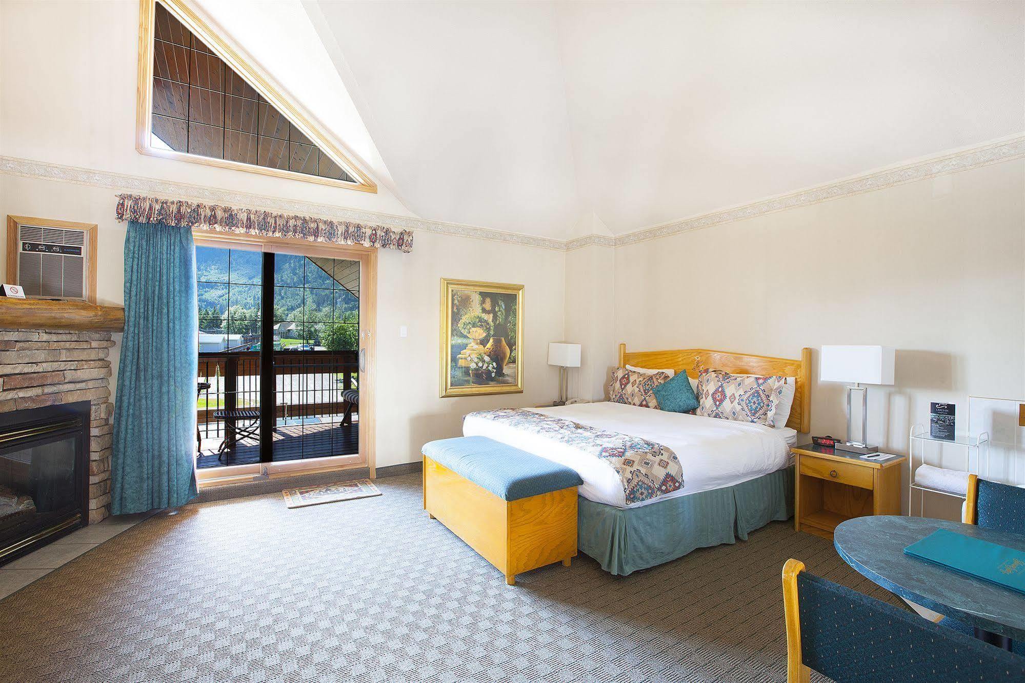 Waterton Glacier Suites Exteriör bild
